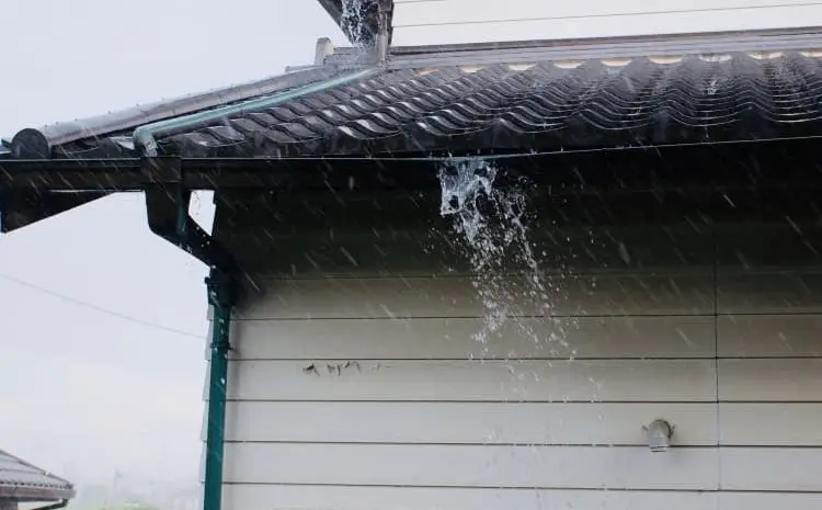  家の経年劣化を防ぐ！？建物の寿命を伸ばすためにやるべき雨樋工事の意味とは？
